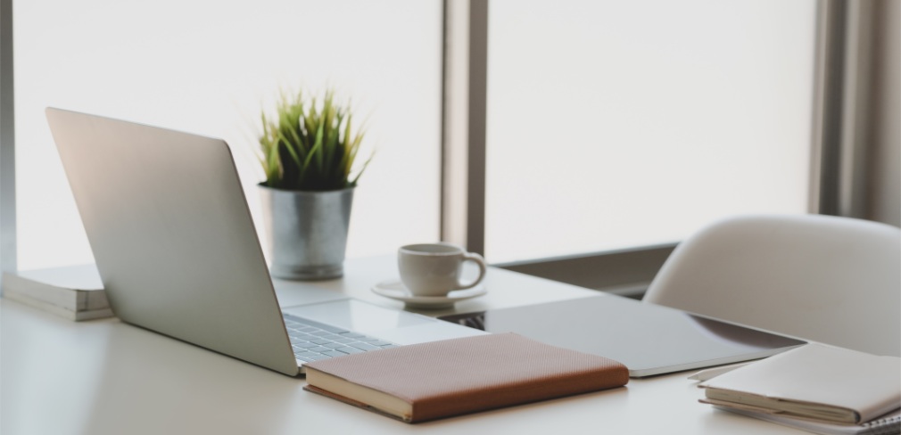 minimalist working tablle