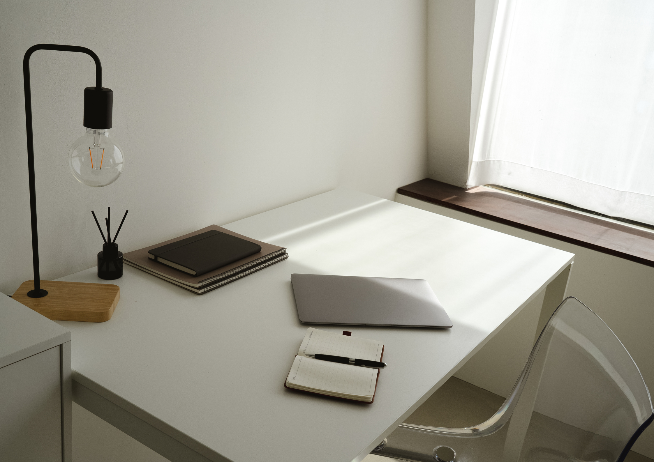 minimalist-aesthetic working table